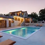 Stone House With Pool And Yard - Histra Šumber