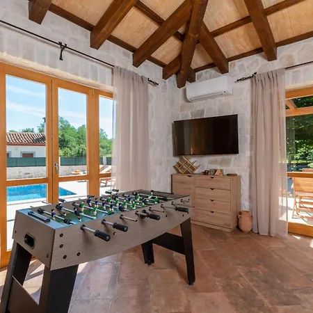 Stone House With Pool And Yard - Histra