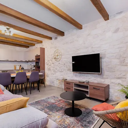 Stone House With Pool And Yard - Histra Villa *