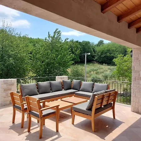 Stone House With Pool And Yard - Histra *