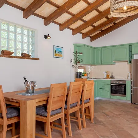 Stone House With Pool And Yard In Istria - Villa Histra
