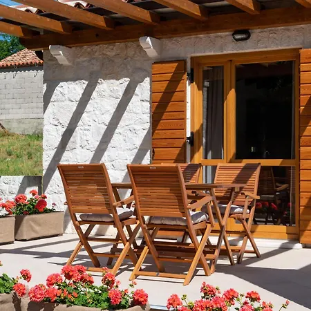 Stone House With Pool And Yard - Histra *