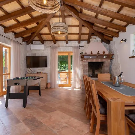 Stone House With Pool And Yard - Histra ヴィラ Šumber