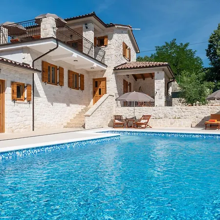 Stone House With Pool And Yard - Histra ヴィラ